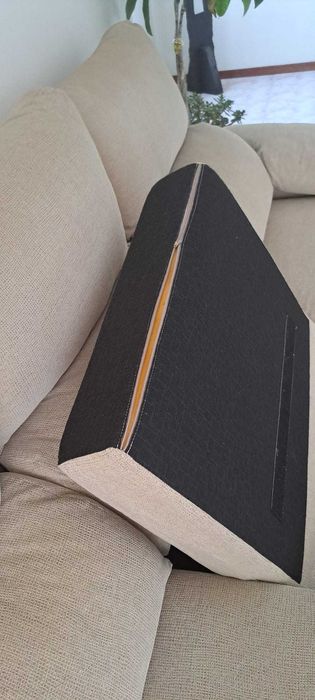 Sofá 4 lugares com chaise longue com capas removíveis.