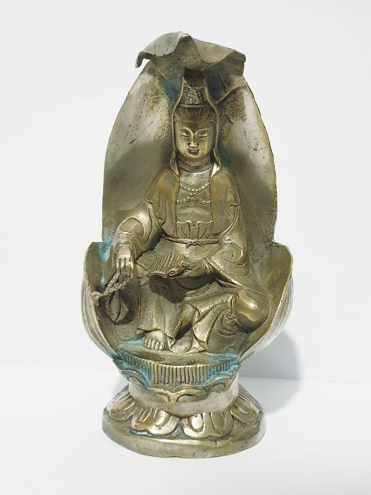 Fantastica antiga escultura asiática- Deusa Guanyin em flor lótuss