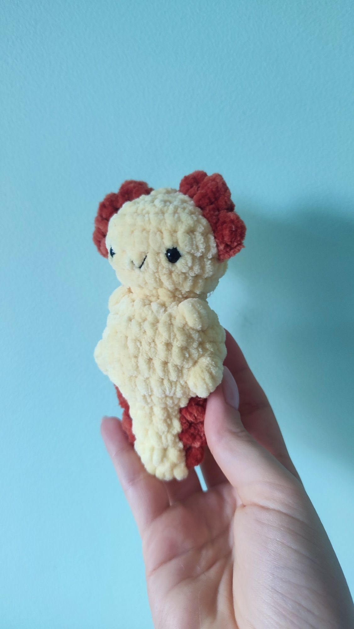 Maskotka aksolotl szyta ręcznie amigurumi
