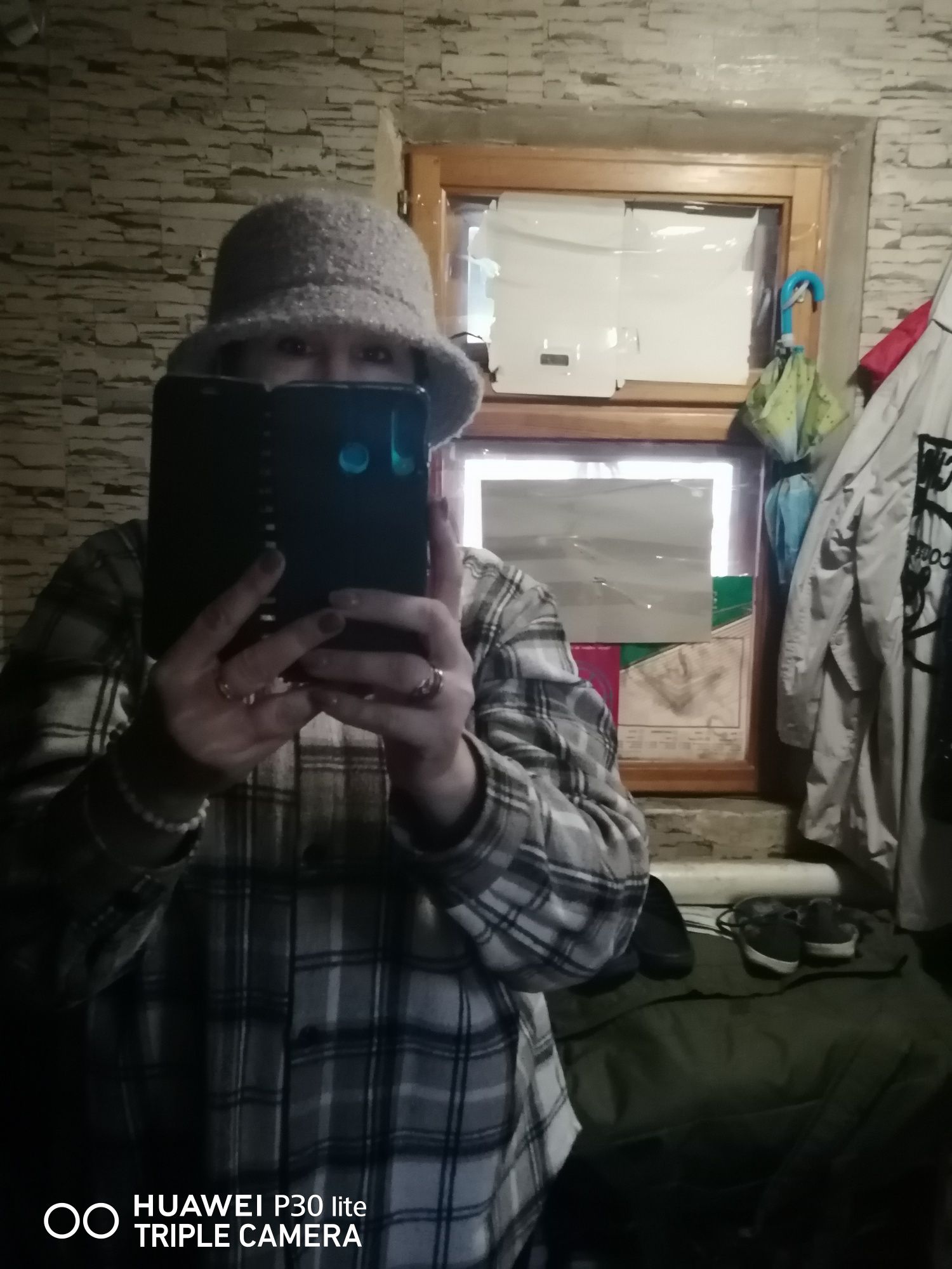 Шляпка экран не передае колір