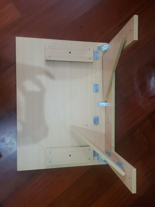 Mesa de madeira para fixação em parede. Excelente