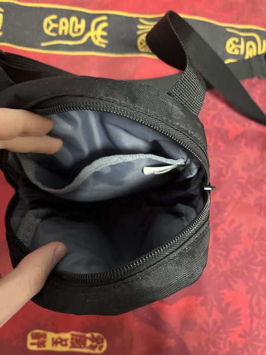 Сумка через плечо New Balance Essentials Sling Bag