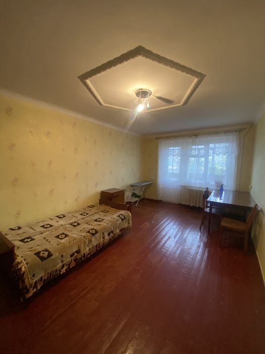 1 кімнатна Квартира.По вулиці Першотравневій.