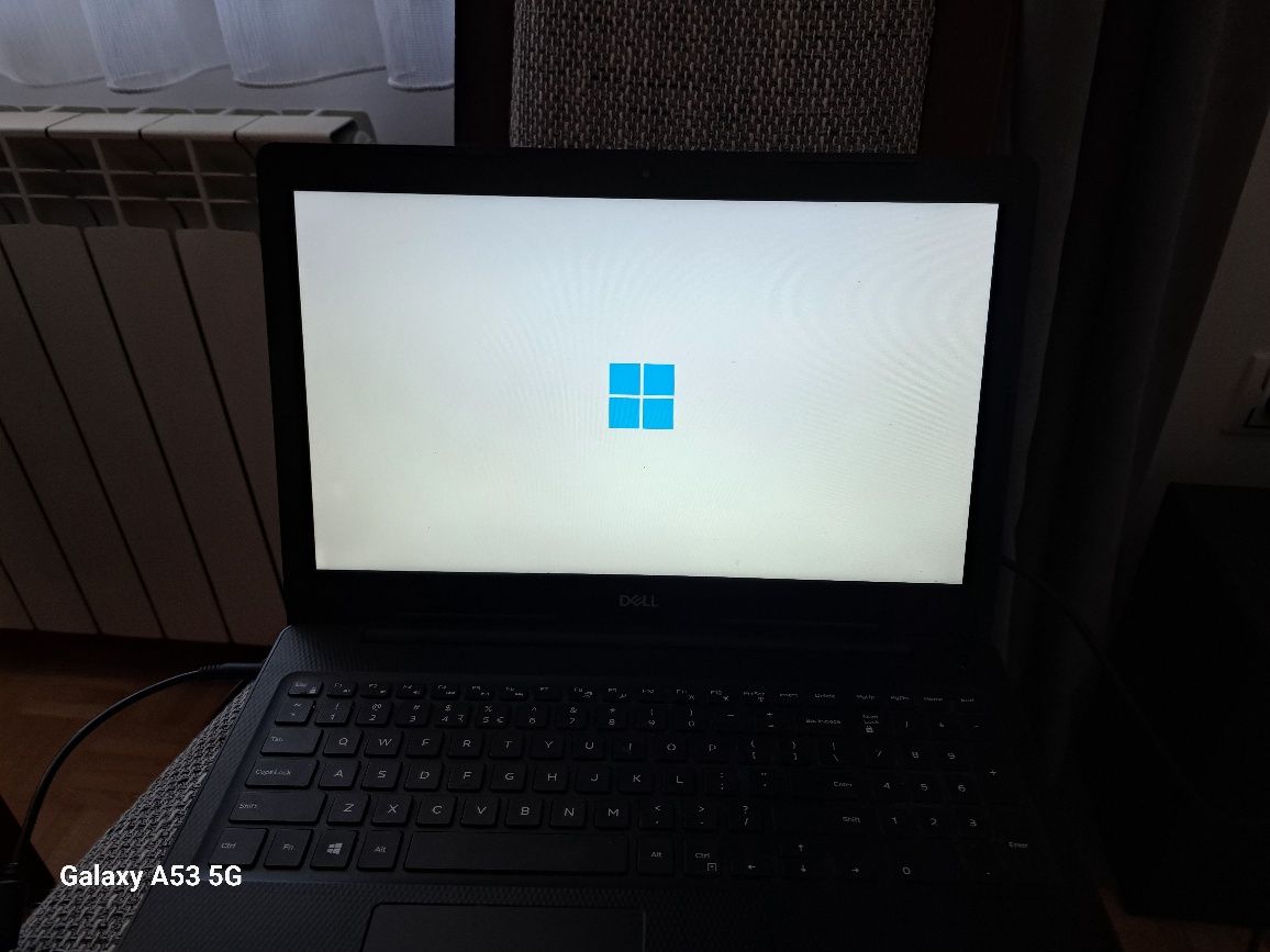 Sprzedam laptopa widocznego  na zdjęciu