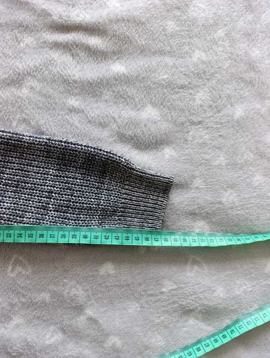 Szary dłuższy sweter z rozcięciami po bokach XS