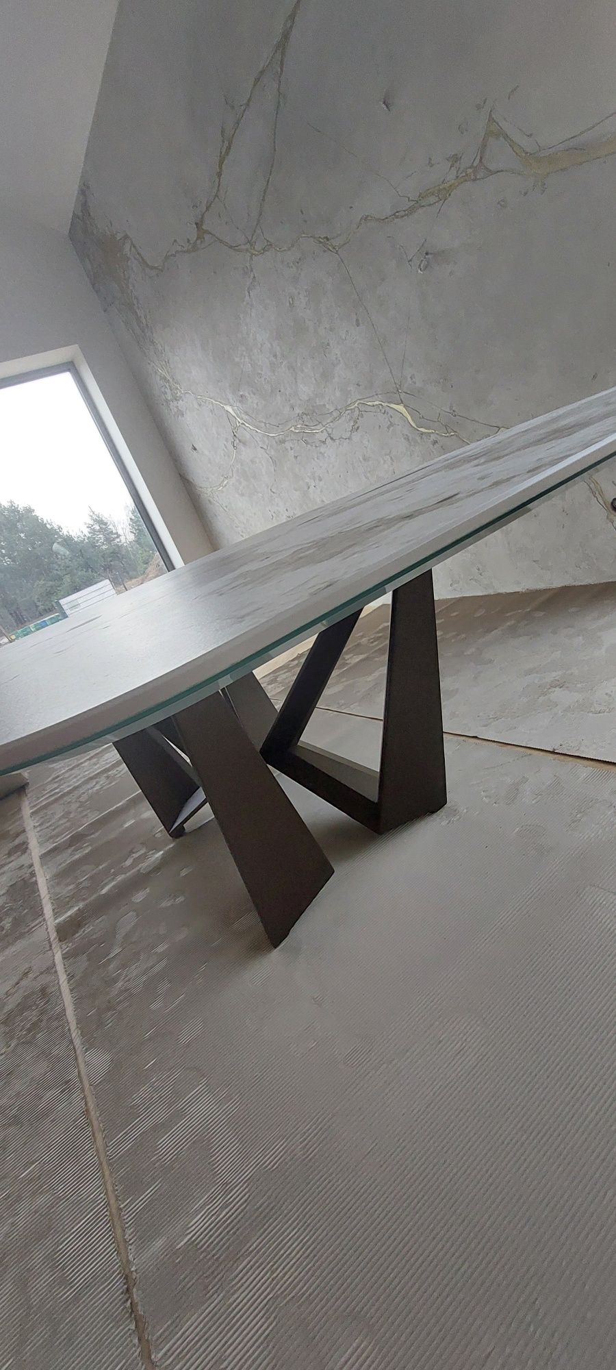 Stół ze spieku kwarcowego