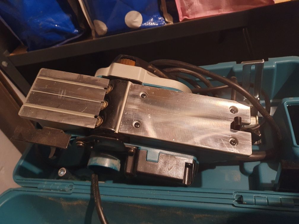 Електрорубанок Makita KP0810 в кейсі