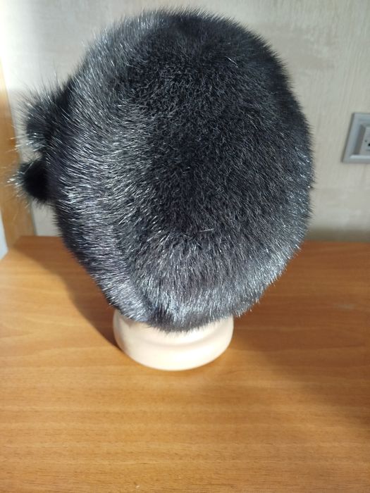 Зимова жіноча шапка з норки