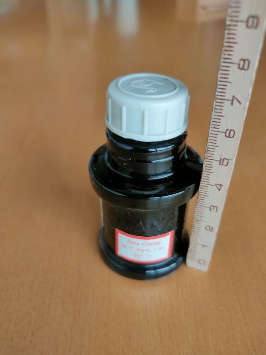Conjunto de frascos de tinta antigos.
