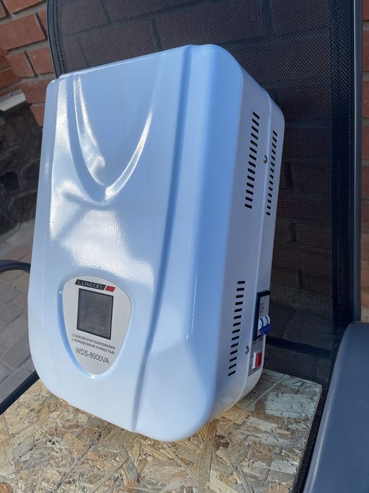 Стабілізатор LUXEON  WDS-8000VA з високою точністю