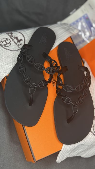 Шльопанці вʼєтнамки Hermes