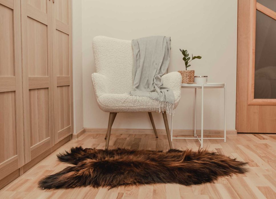 Skóra Owcza Długi Włos Czarna z Płomieniami Piękne Skóry Naturalne