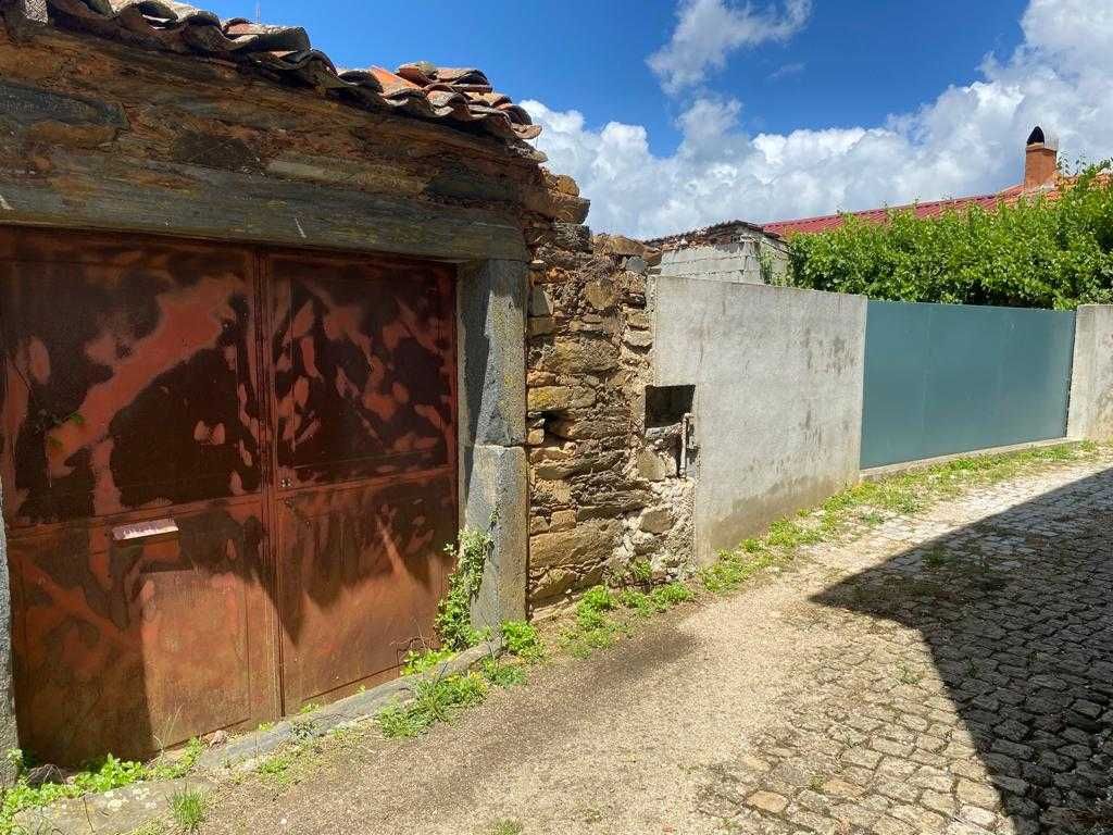 Terreno com casa para reconstrução  - Sardeiras de Baixo