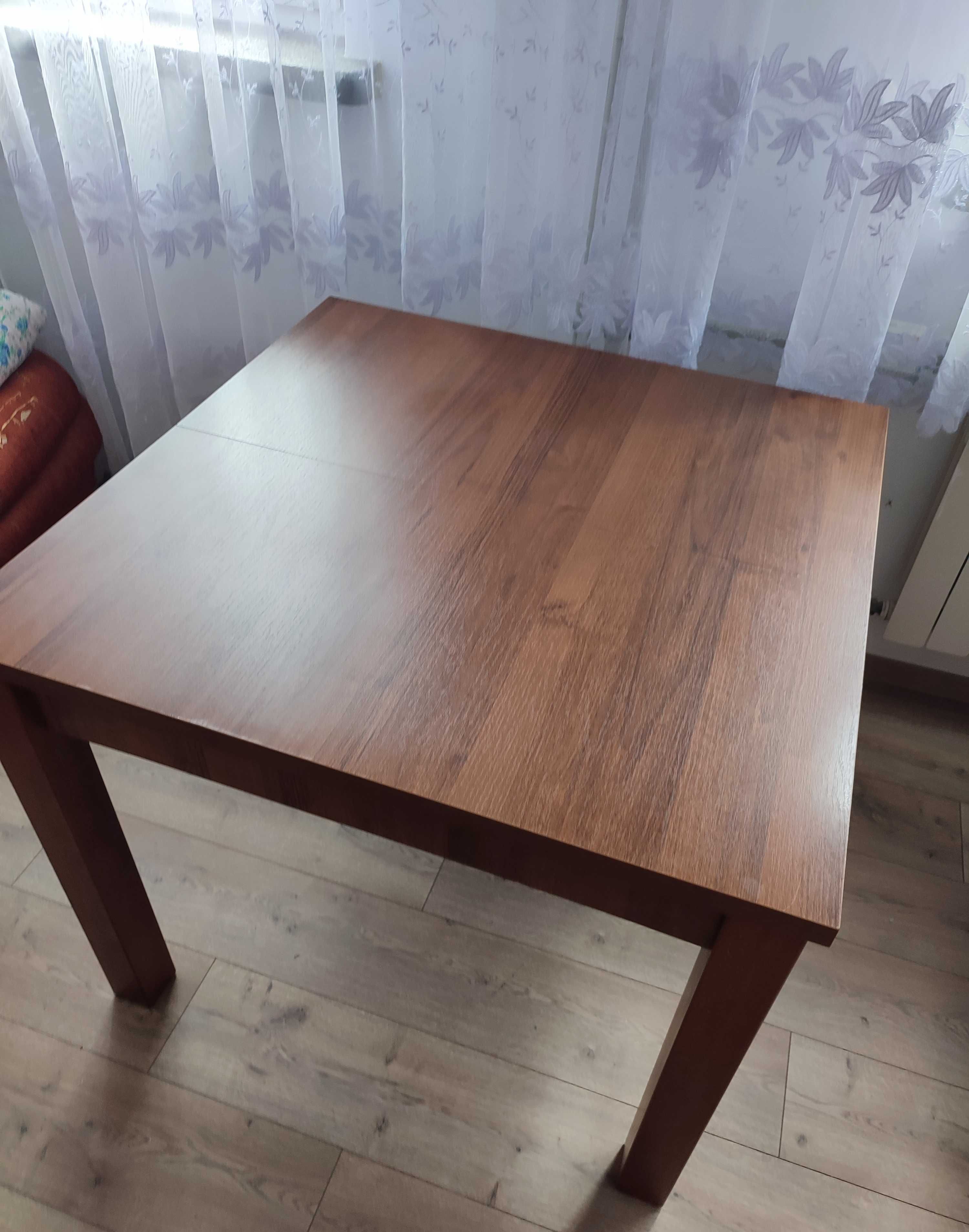 Sprzedam stół w kolorze orzech 90 na 90 plus trzy dostawaki