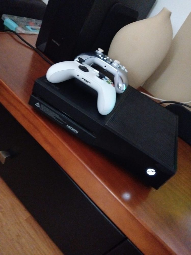 Xbox One 1TB preta