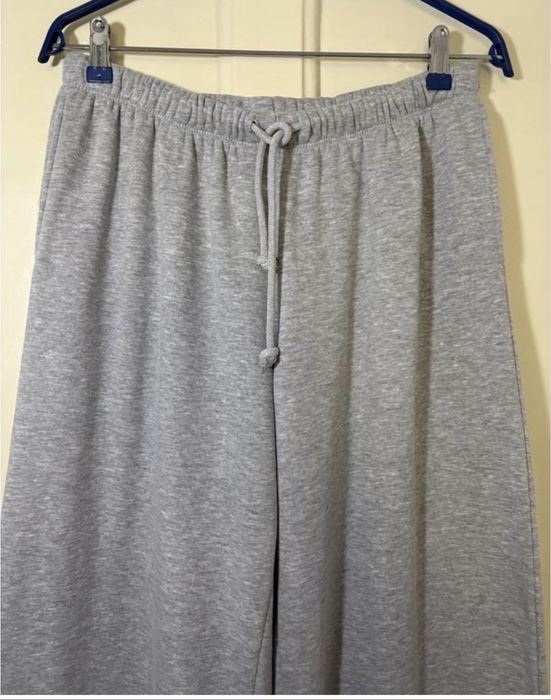 спортивные широкие штаны на тонком флисе h&m divided