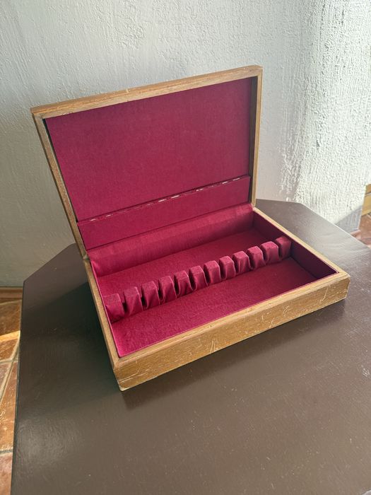 Drewniana skrzynia na sztućce