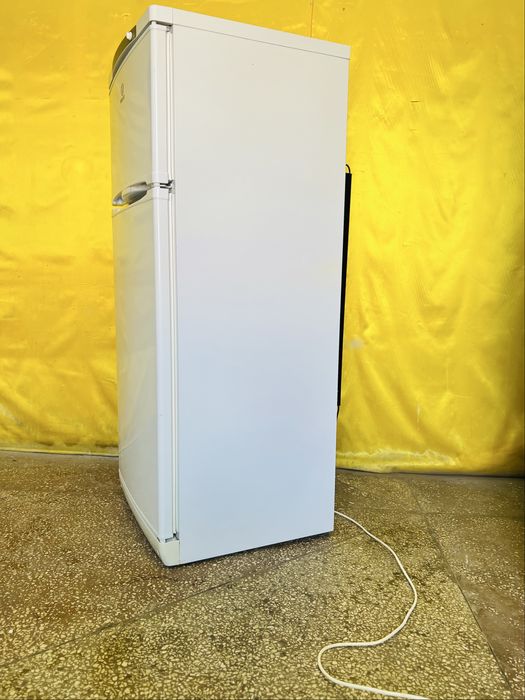 Двухкамерный холодильник Indesit ST145