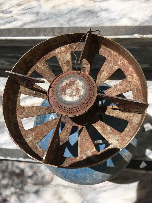 Fogão com bilha de gás de campismo a funcionar