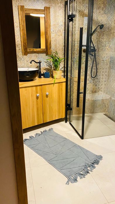 Domek z Banią z widokiem na góry Łomnica. Góry Sowie