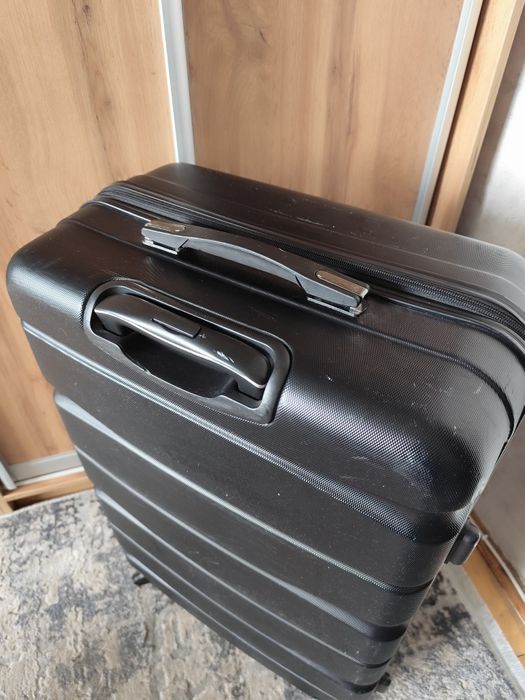 Валіза середнього розміру