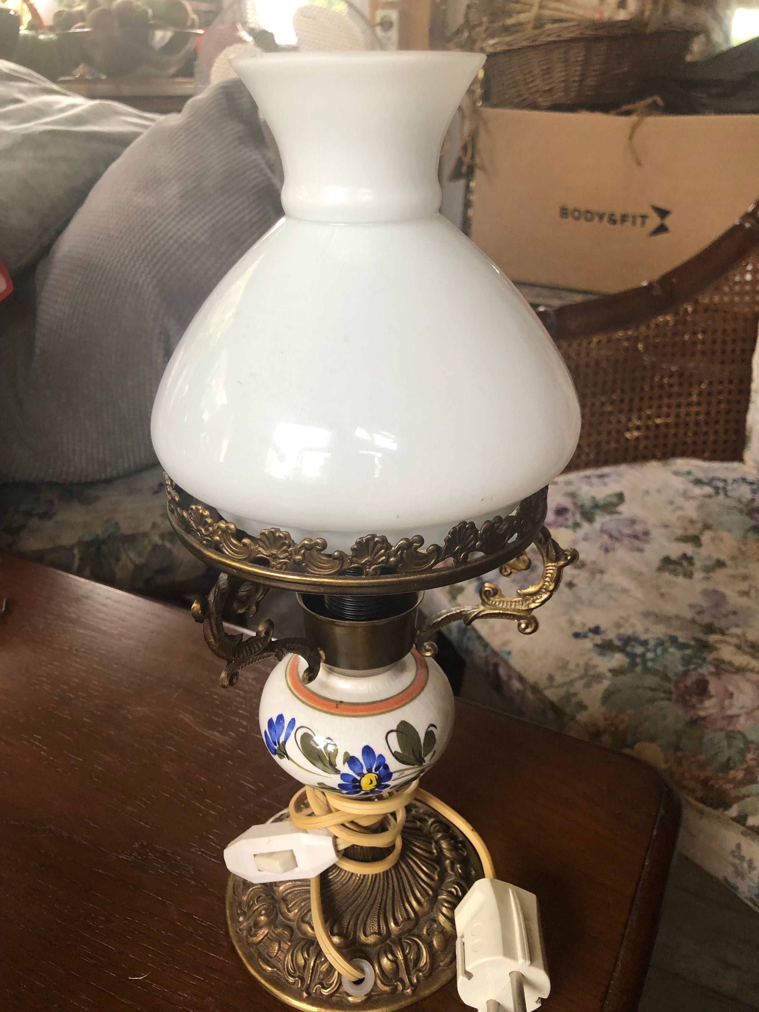 Mała, śliczna , mosiężna lampka ze szklanym kloszem, retro