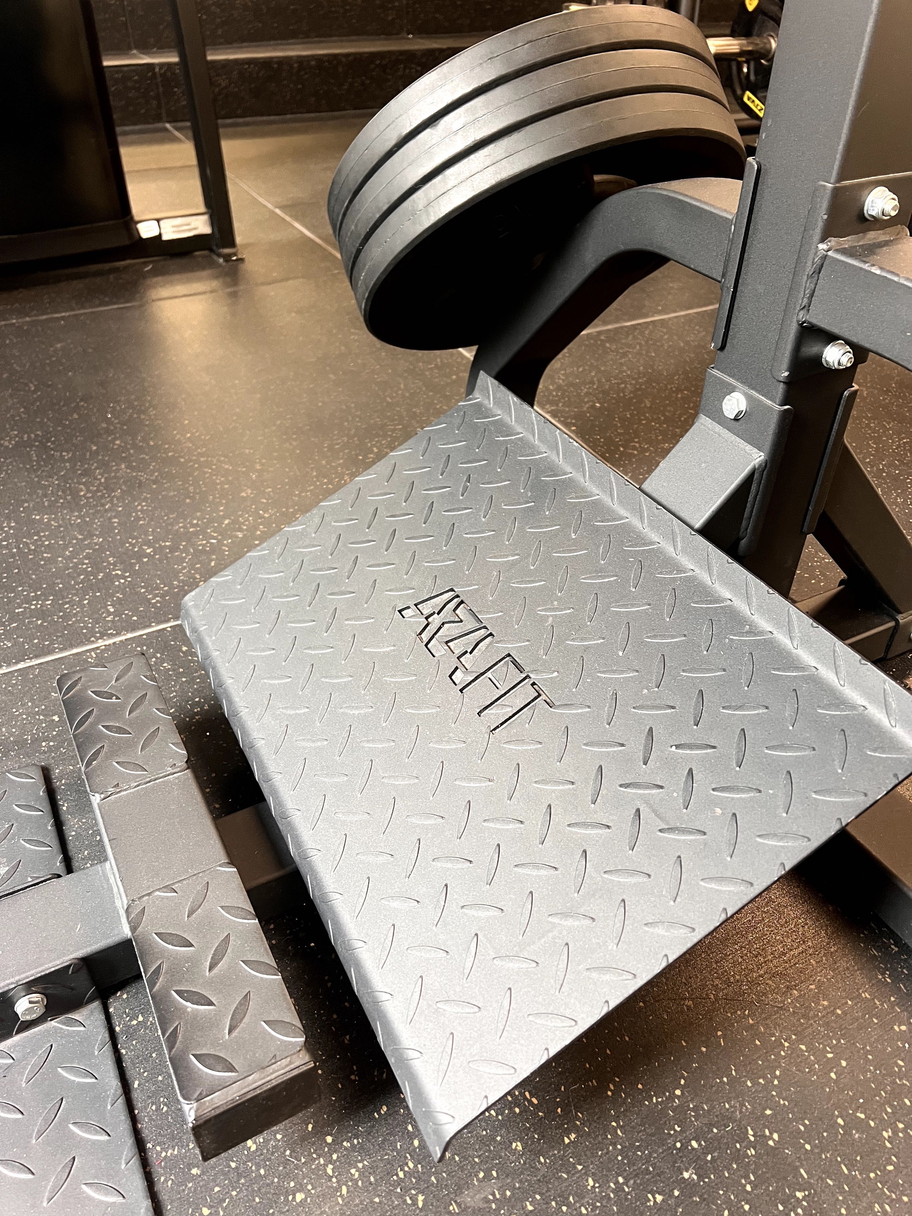 Vertical Hack Squat e gêmeo em pé