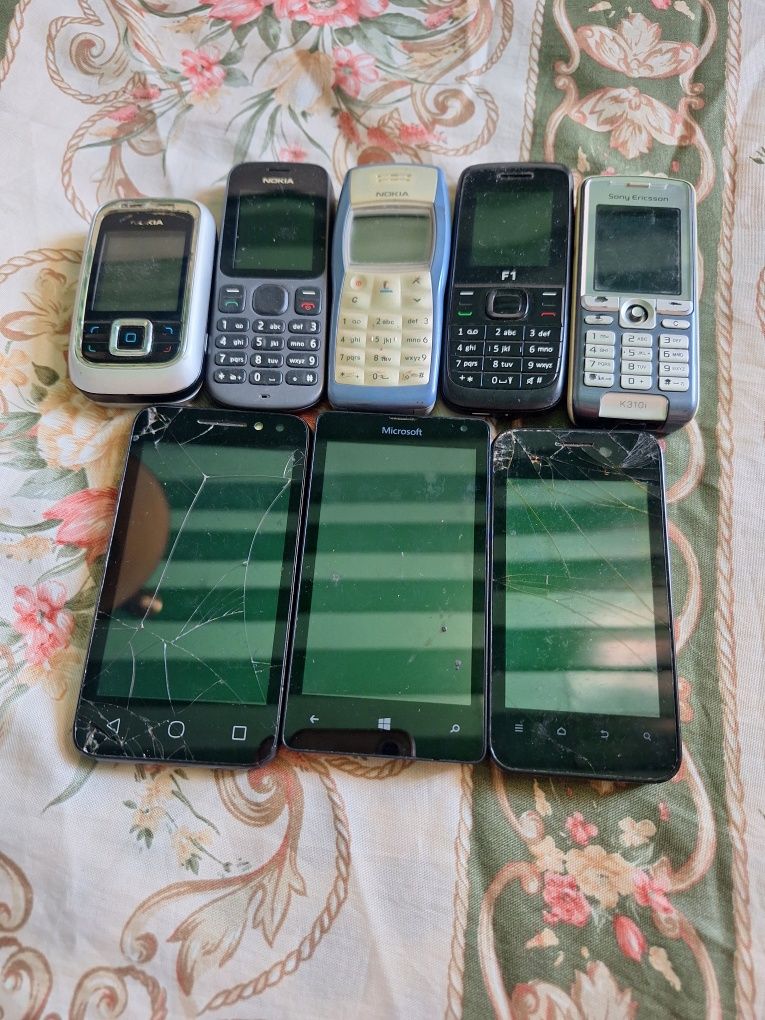 Vendo telemóveis antigos 15 euros mais portes