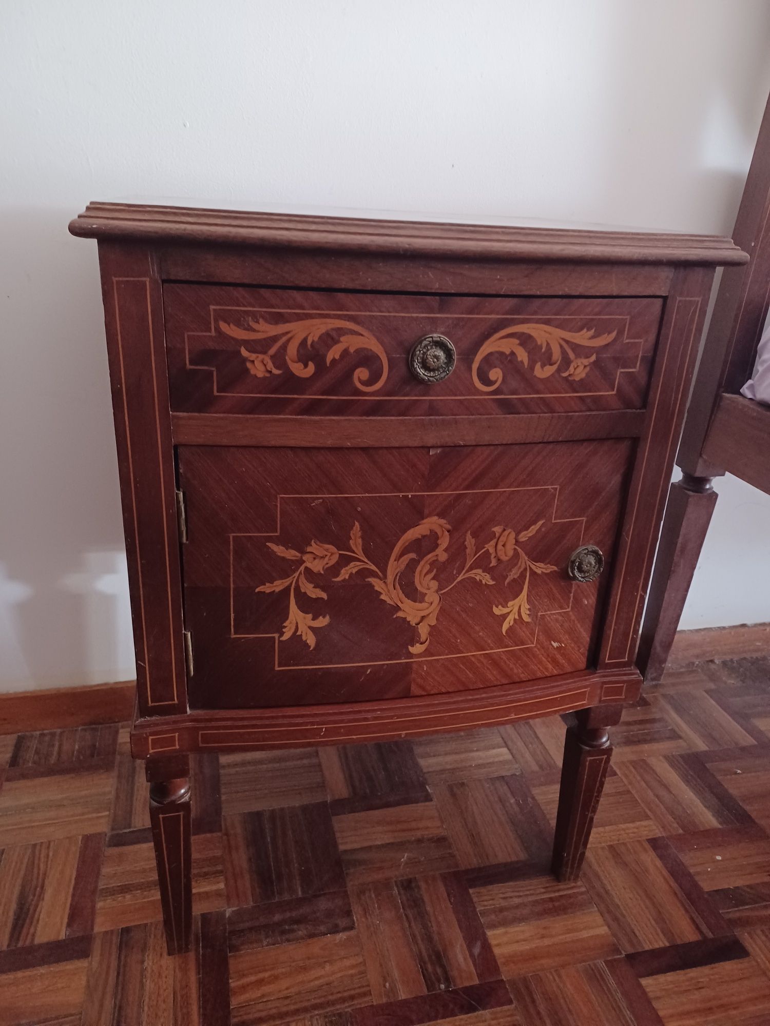 Mesas de Cabeceira estilo Dona Maria