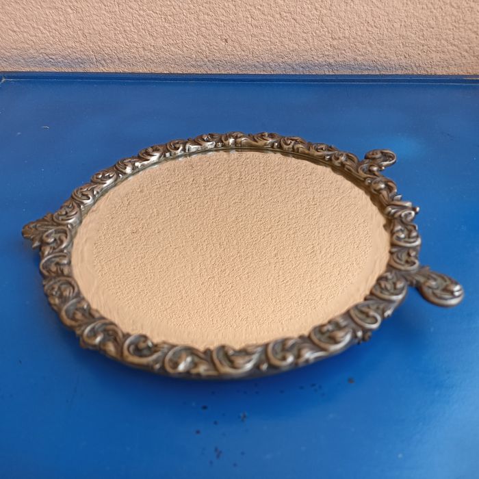 Espelho antigo de mesa em metal trabalhado motivo floral Arte Nova