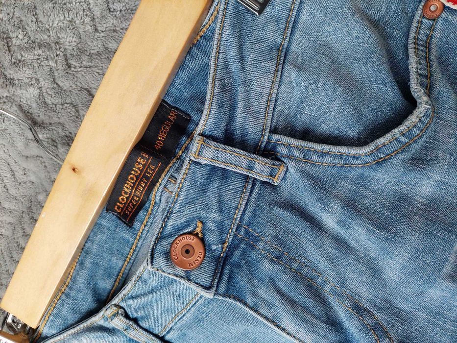 Jeansy rurki C&A z dziurami na kolanach – rozmiar 38, modne spodnie