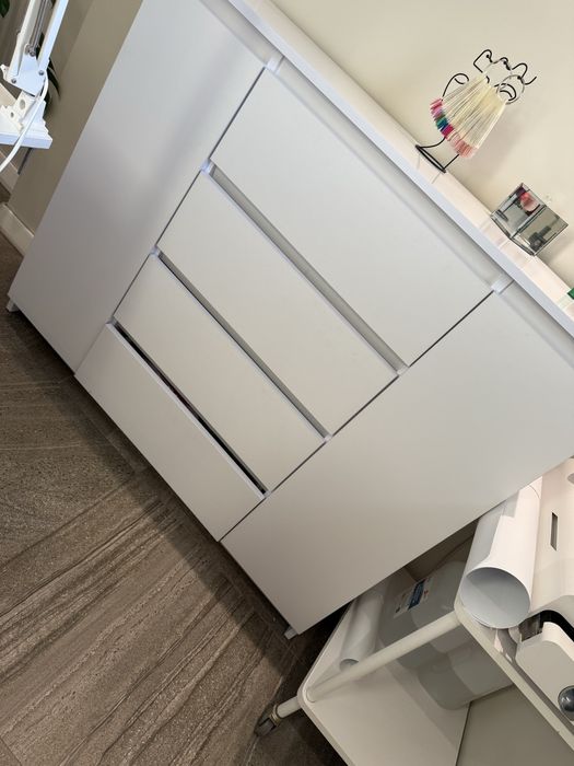 Sprzedam biala komode