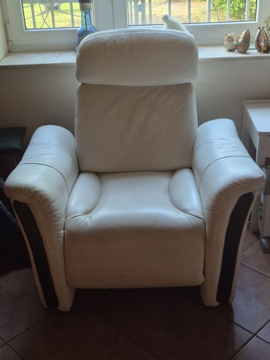 Wypoczynek skórzany - sofa trzyosobowa i fotel rozkładany