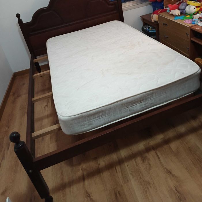 Estrado e colchão - em óptimo estado (1,83x1,10) - juntos ou separados