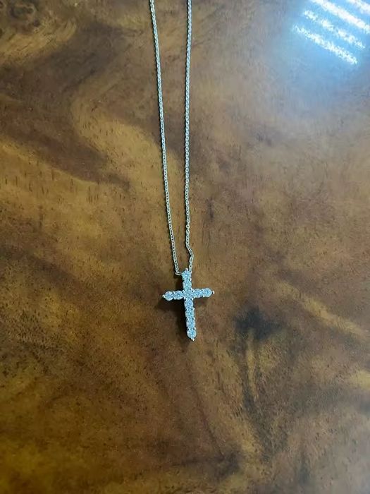 Срібний хрестик з камінчиками