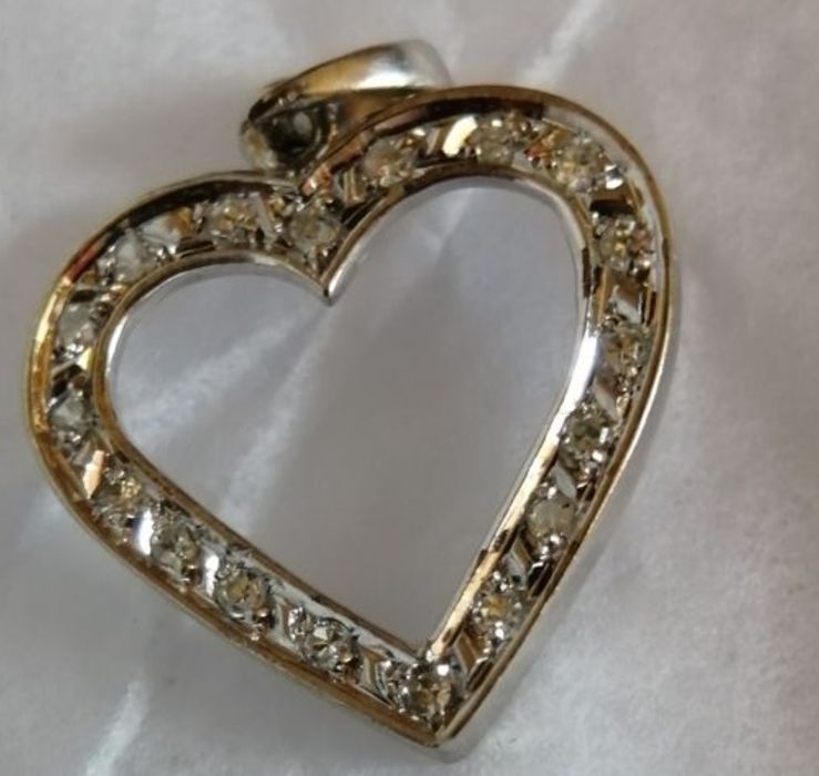 Coração de platina com diamantes.