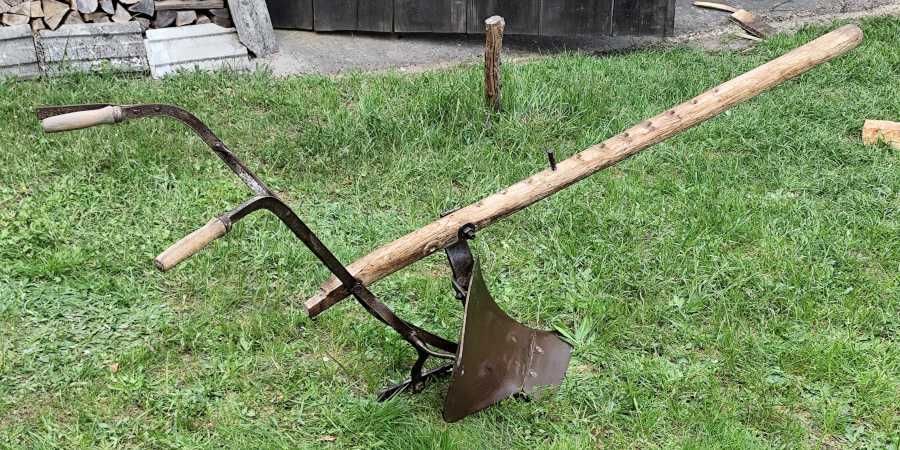Pług konny drewniany jednoskibowy Pług Sądecki zabytkowy antyk z PRL