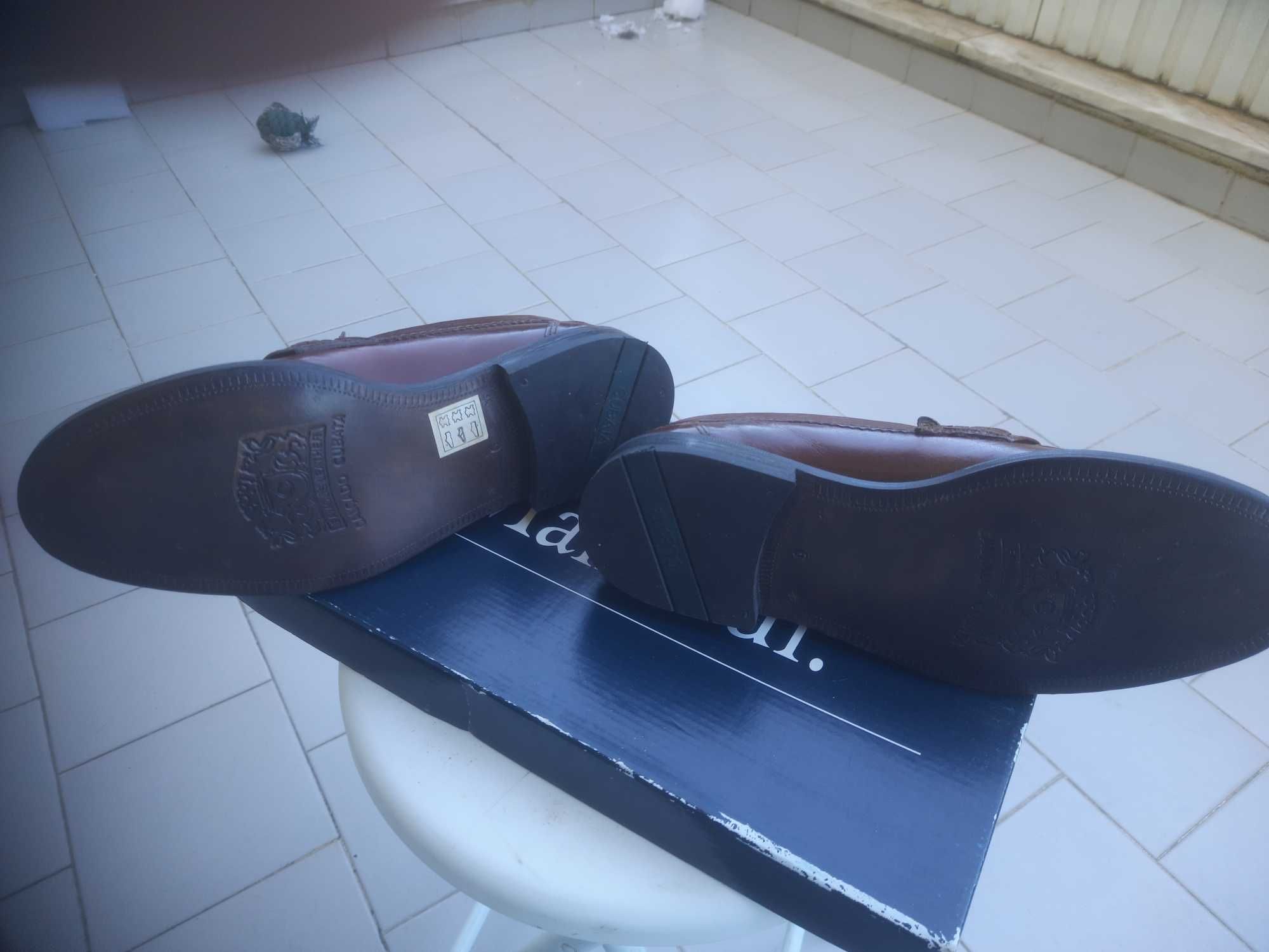 Sapatos novos castanhos