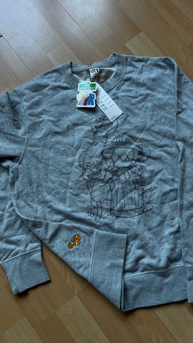 KAWS x Uniqlo x Sesame Street Companion Trash Can - Szara bluza r. M