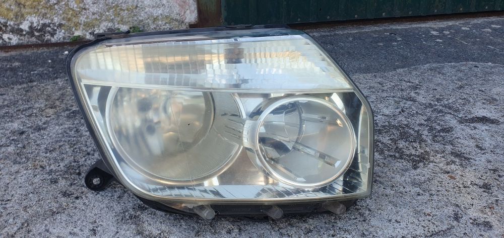 Farol Dacia Duster direito 2011