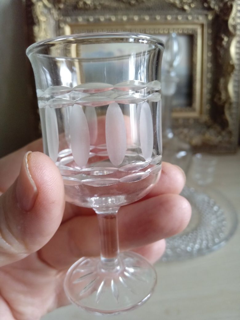 Старинные рюмки, графин.