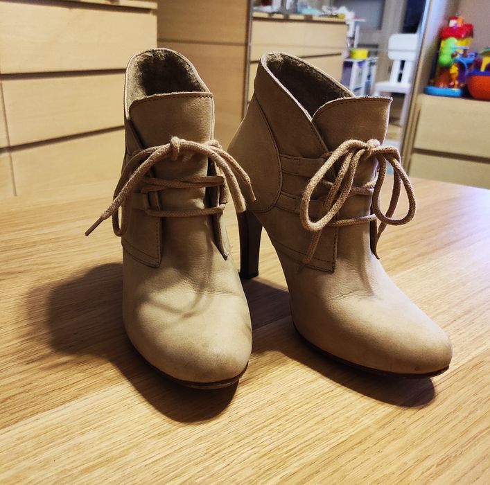 Botki  roz.37,na obcasie 10 cm, wiązane- skóra