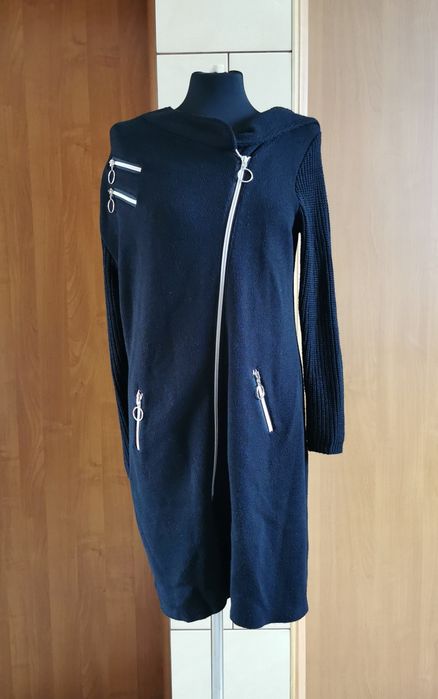 Długi kardigan sweter czarny z ozdobnymi zamkami