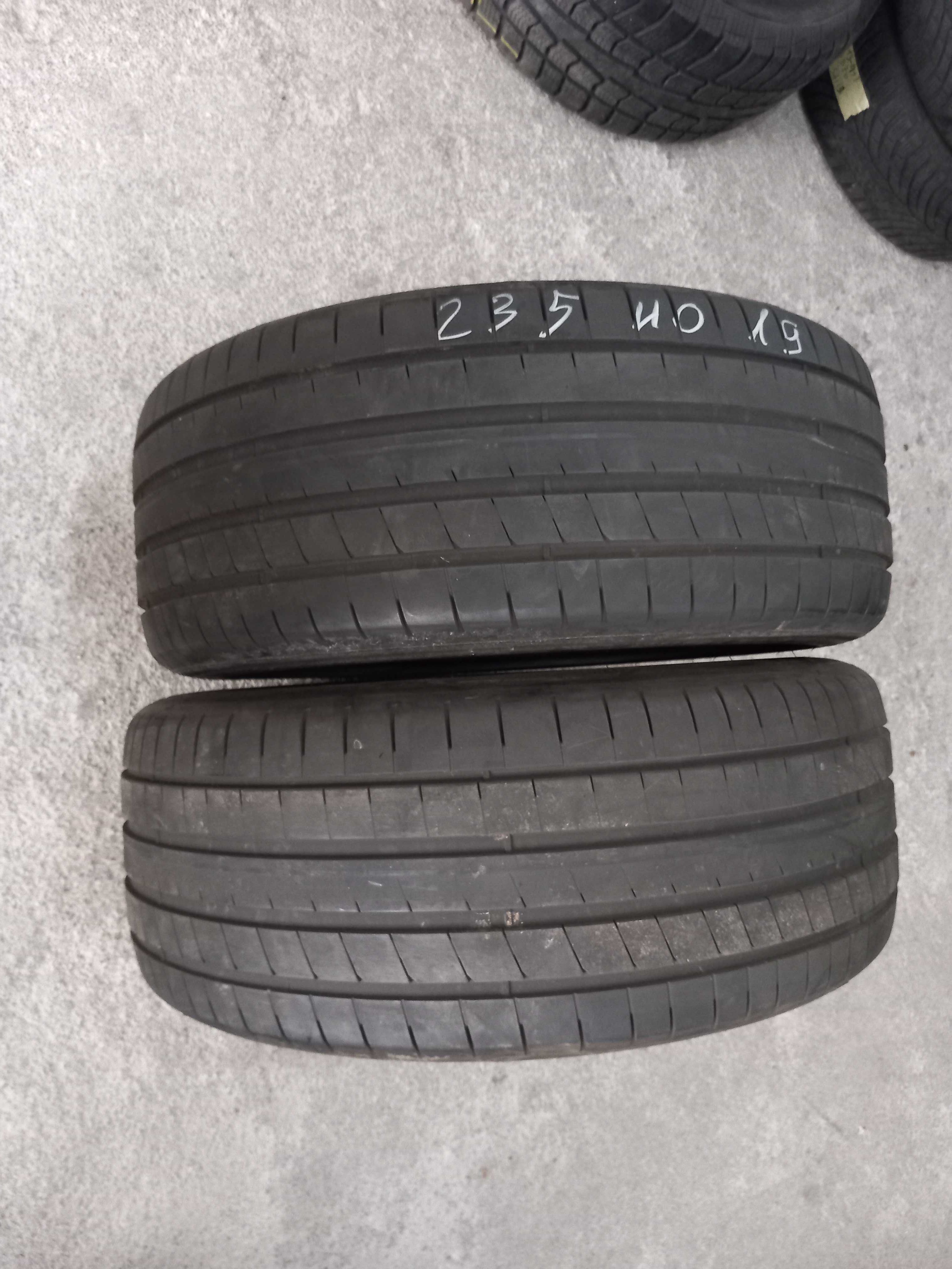 4 pneus 235/40R19 Pirelli e Goodyear