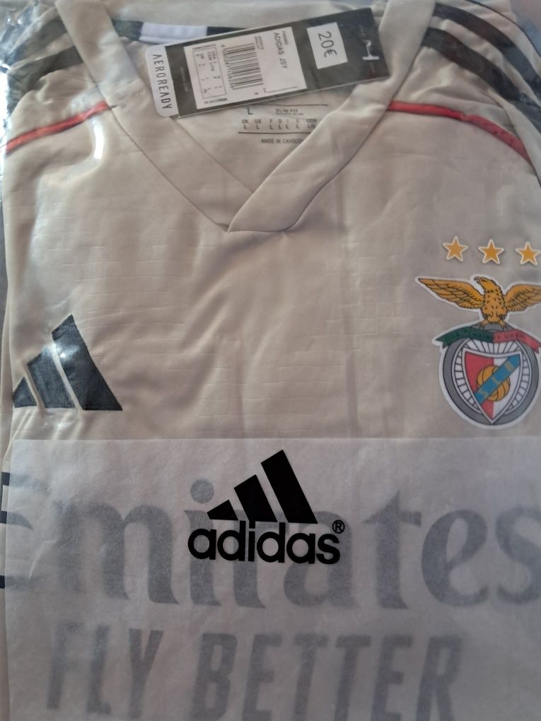 Várias  t shirt de clubes  Vários tamanhos  tenho retrô