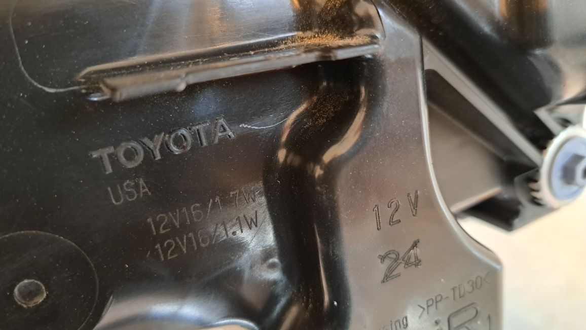 Toyota Highlander lampa prawa przednia przód Full Led