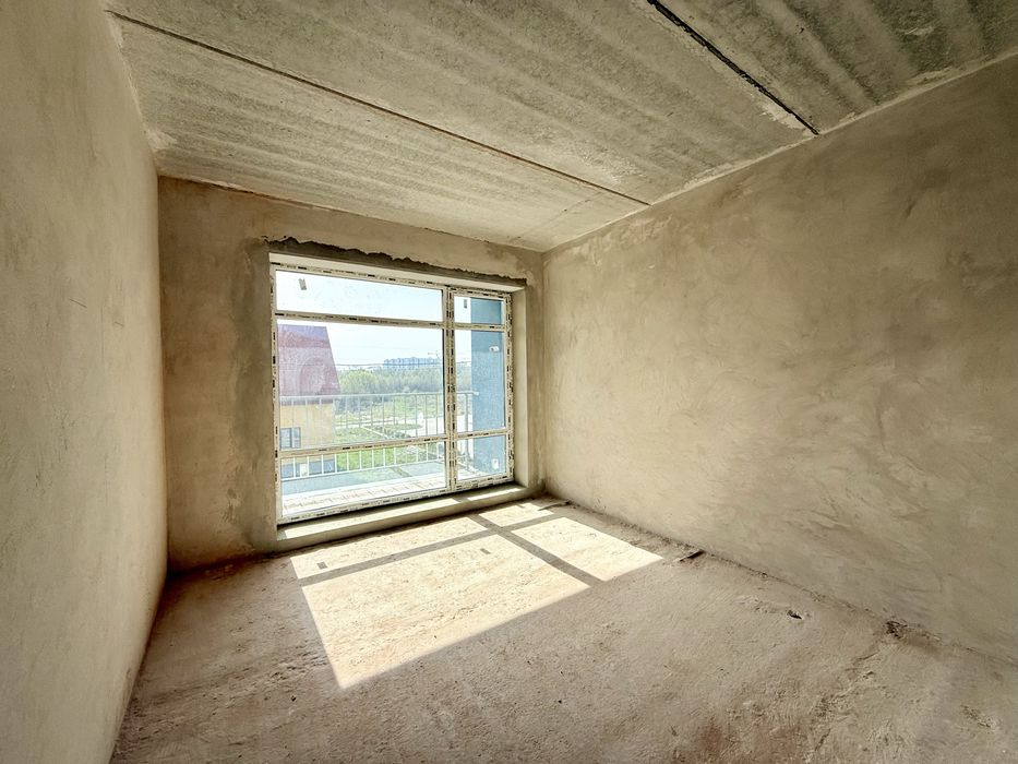 Зданий таунхаус з гаражем та міськими комунікаціями поруч озера!