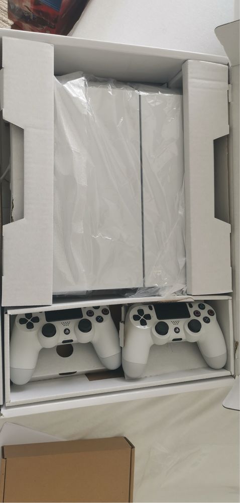 Play Station 4 Branca com dois comandos originais