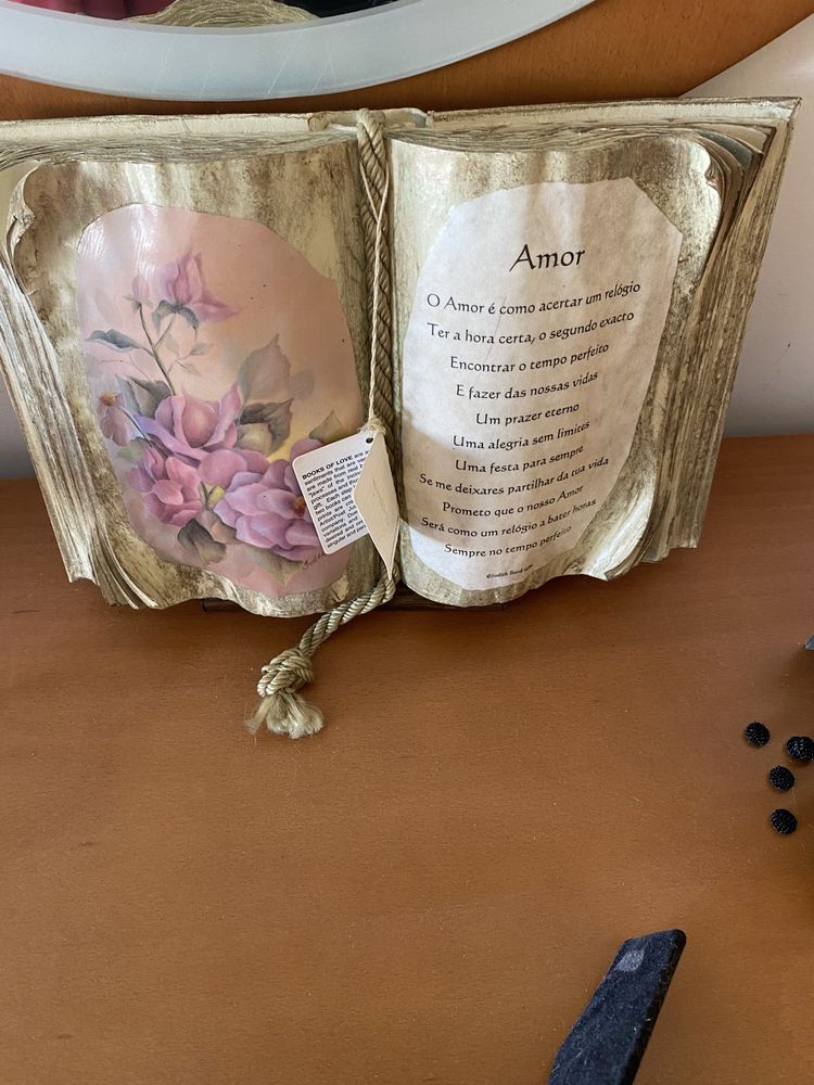 Livro decorativo com suporte