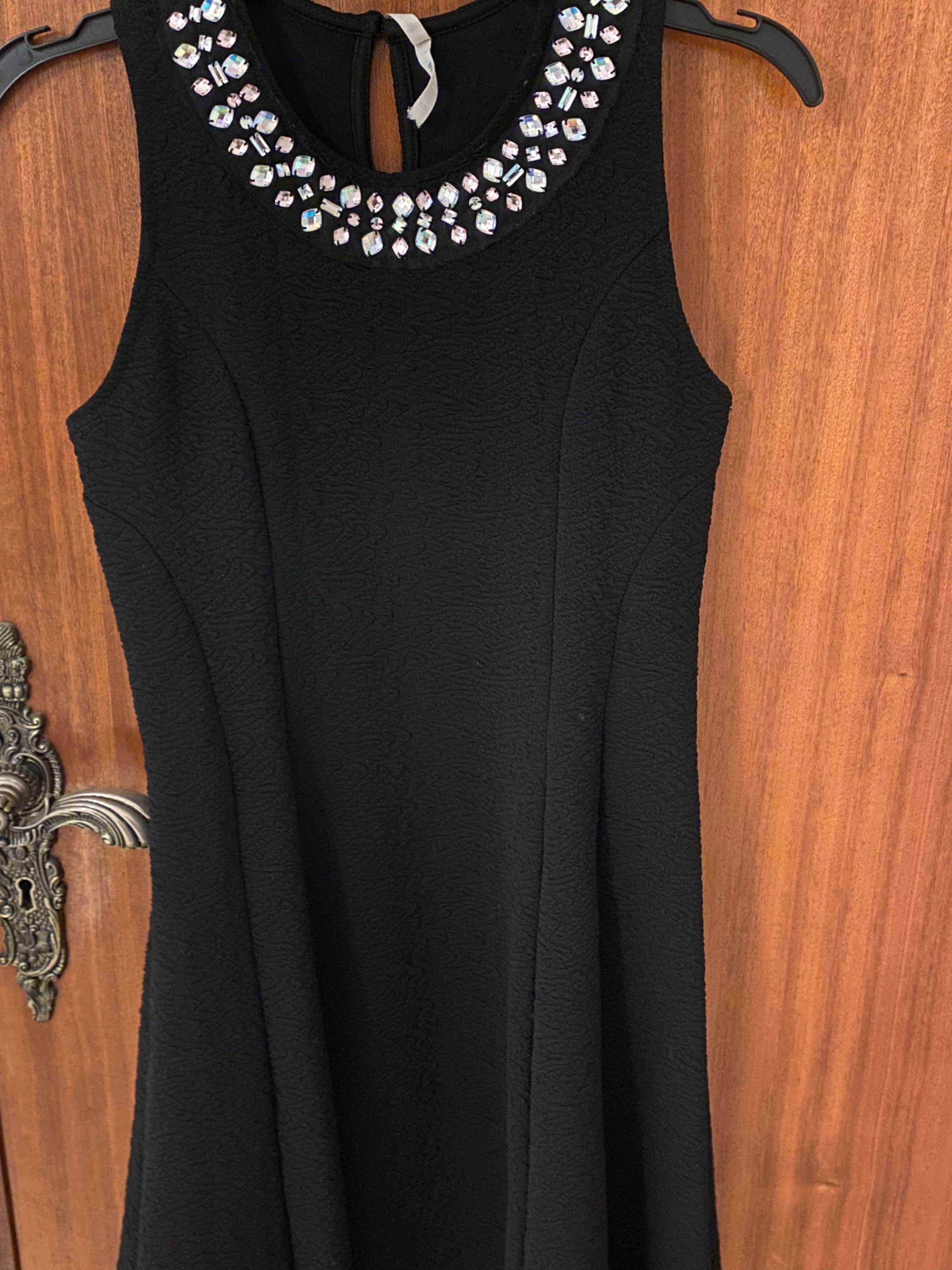 Vestido preto com pedras